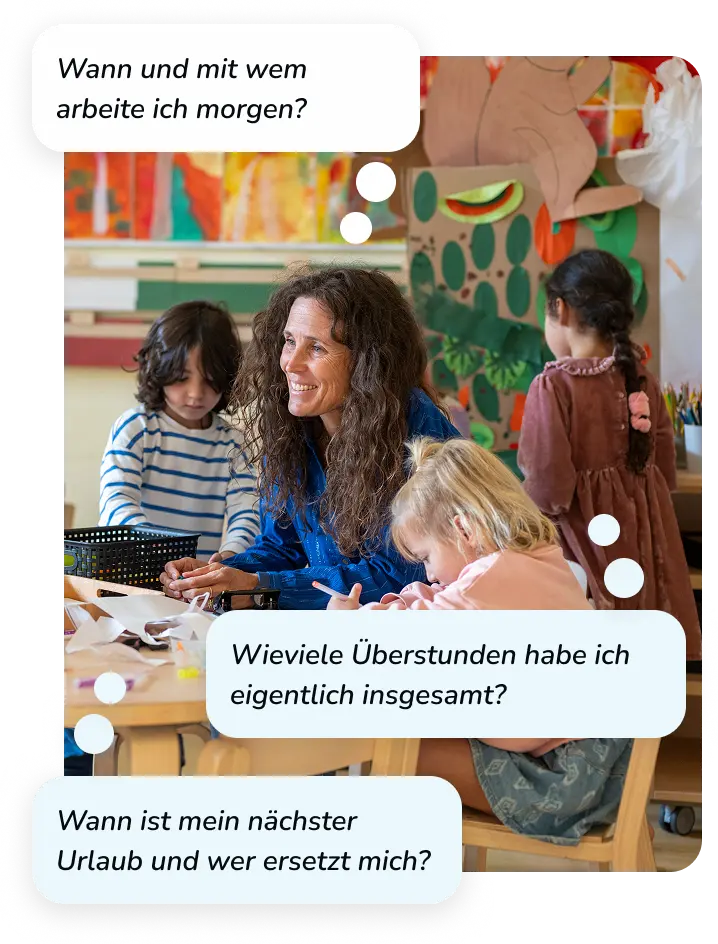 Kindererzieherin in einem Raum mit Kindern.